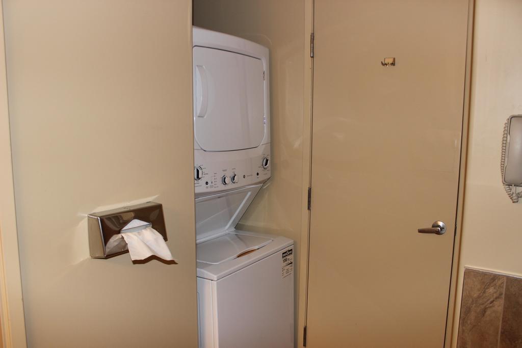 Clearwater Hotel Ltd Fort Mcmurray Bagian luar foto